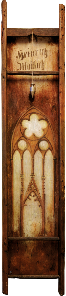 "Dom-retro" - jetzt bei Tageslicht: Pasellkreide-Mischtechnik auf hist. Sackleinen mit original-Aufdruck gefasst in eine antike Leiter (lasiert) mit Lot. Format: 45 x 203 cm, 2018