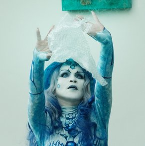 Ulrike Grimm als bizarre Meerjungfrau in der Performance VERNETZT